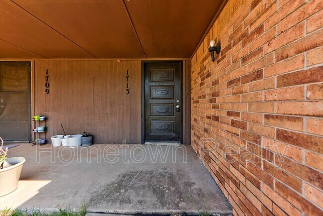 Building Photo - 1713 Hillcrest Dr