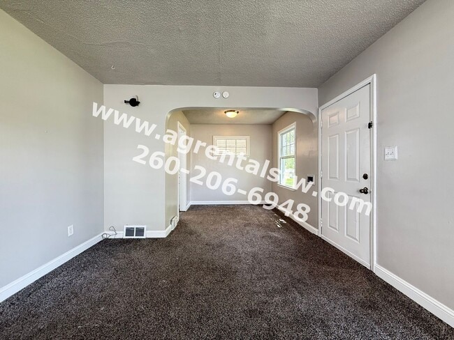 Building Photo - 2 Bedroom House