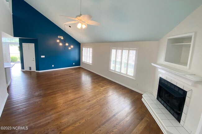 Building Photo - 738 Tiara Dr
