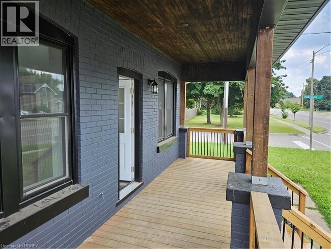 Building Photo - 753 Colborne St E