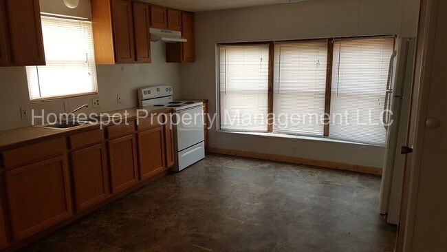 Building Photo - 628 S Roosevelt Rd S
