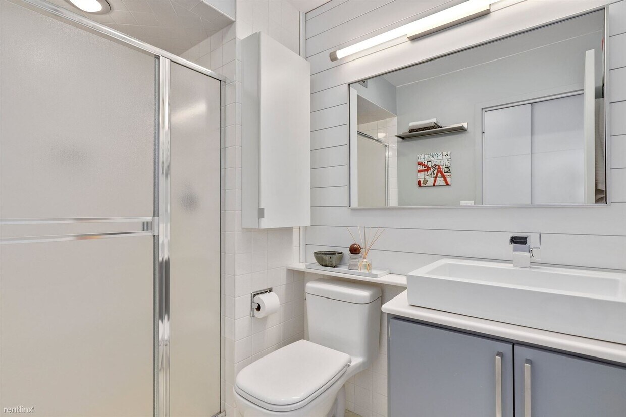 Primary Photo - 1 br, 1.5 bath Condo - 5855 N Sheridan Rd
