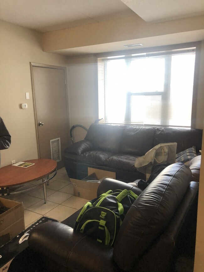Photo du bâtiment - Male Student Housing in Waterloo 5 unit Student condo minutes from WLU + UW