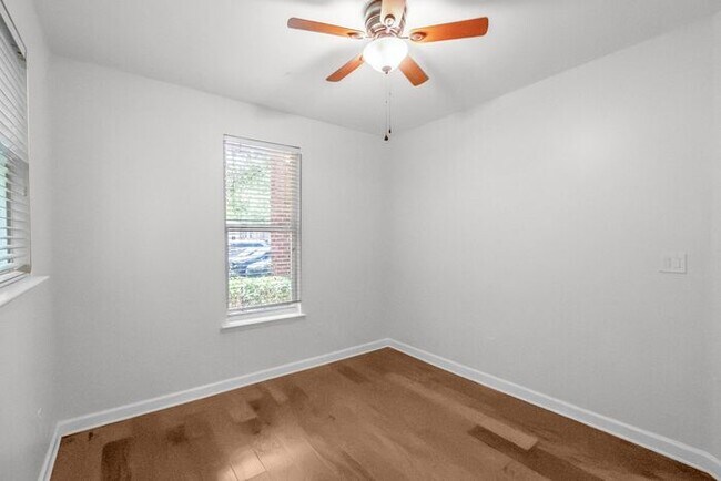 Foto del edificio - Waterfront Living at Its Finest - Beautifully Remodeled 3BR/2BA, 1st Floor, End Unit Condo on Lak...