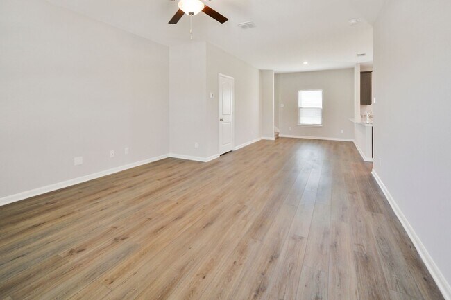 Building Photo - Like New, Open Floor Plan!!!