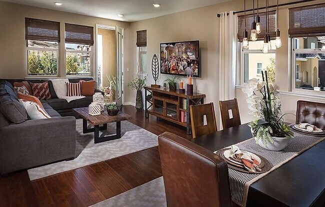 Foto del edificio - SAN JOSE - Tri-Level Spacious 4-Bedroom To...