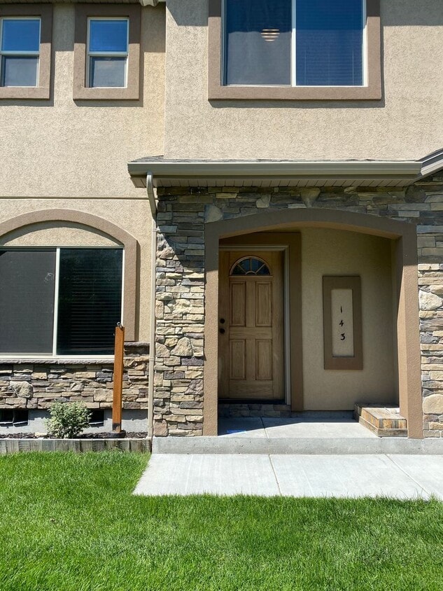 Foto principal - ROCK CREEK TOWNHOME - This beautiful 3 bed...