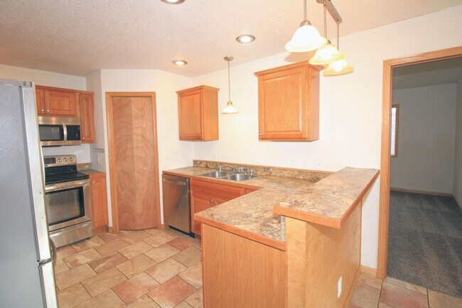 Building Photo - 4 Bedroom House!