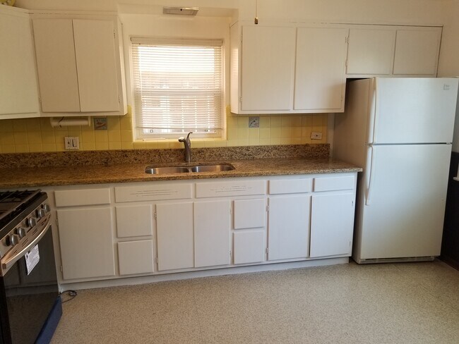 Building Photo - 6247 N Ridgeway Ave
