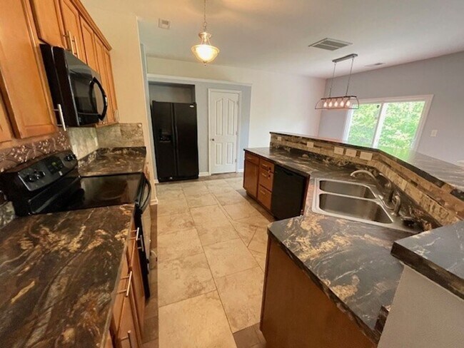 Foto del edificio - READY TO MOVE IN! PRICE REDUCED! 3 Bedroom...