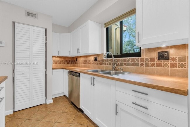 Foto del edificio - 15405 Miami Lakeway N