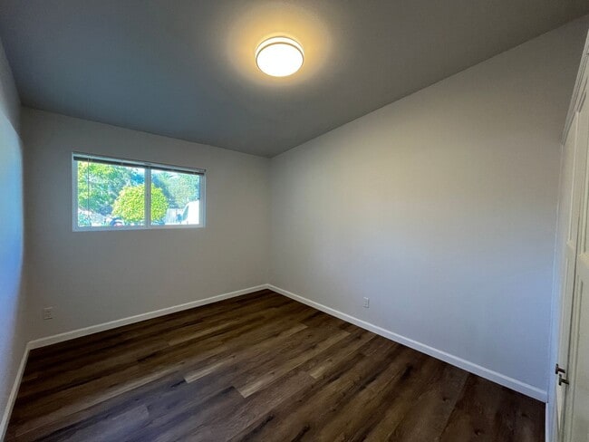 Foto del edificio - Fully remodeled Reseda 3+2 home w/solar panels to help lower your utility costs!