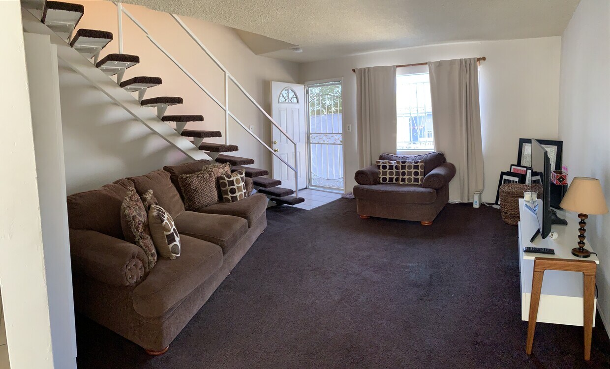entrance and living room front view - 747 N Occidental Blvd