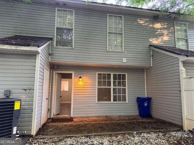 Foto del edificio - 3833 Waldrop Ln