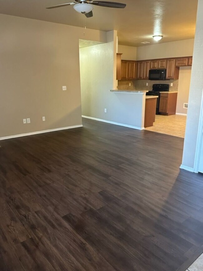 Foto del edificio - Great Duplex with Open Floor Plan - Wood Laminate Floors in Living