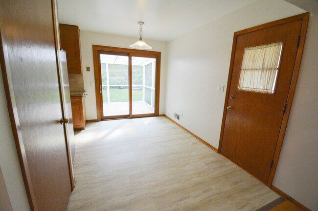 Building Photo - 3 Bed 1.5 Bath Home near Valleyhigh Dr For...