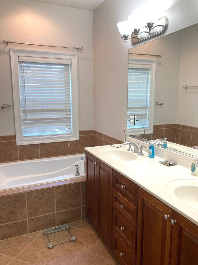 Foto del edificio - Beautiful 3 Bedrm, 3.5 Bath townhouse with...