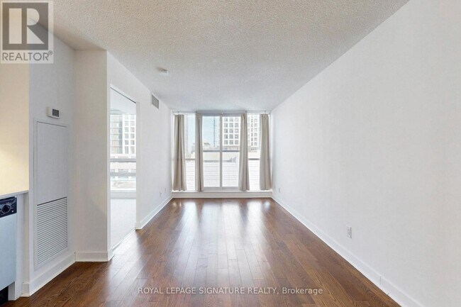 Building Photo - 320 Richmond St E