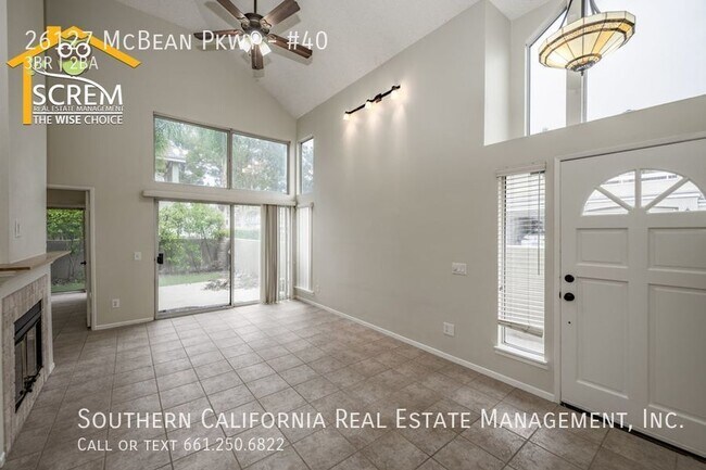 Building Photo - Three Bedroom Townhouse in Gated Community...