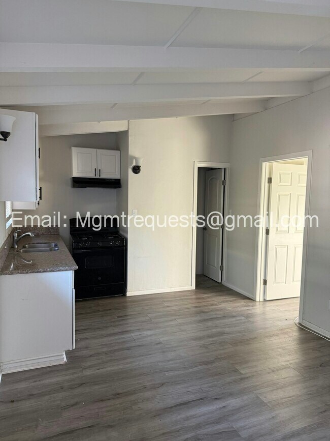 Foto del edificio - 1180 W Valencia Dr