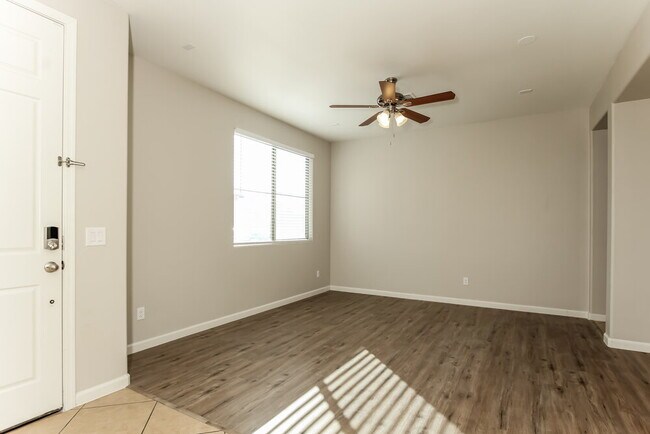 Foto del edificio - 912 E Brooke Pl