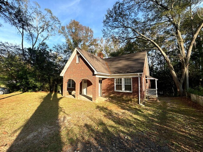 Foto del edificio - Move-In Ready Home with Spacious Backyard & Prime Location