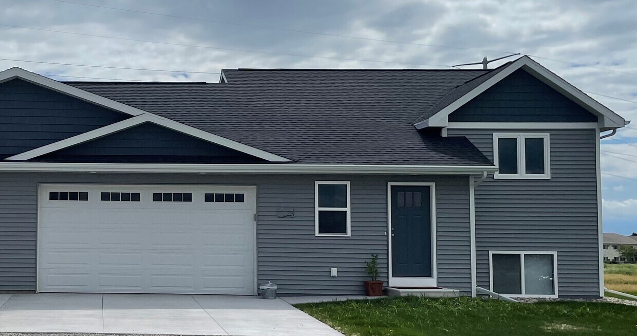3677 E Rubyred Dr, Appleton, WI 54913 Townhouse for Rent in Appleton, WI