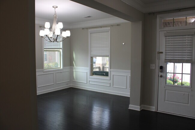 Comedor - 2940 Furlong Ct