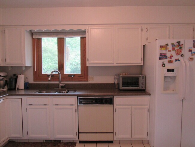 Kitchen - 2586 E George Washington Blvd