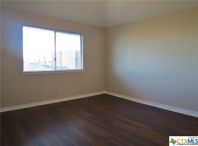 Building Photo - 1260 Hilltop Dr