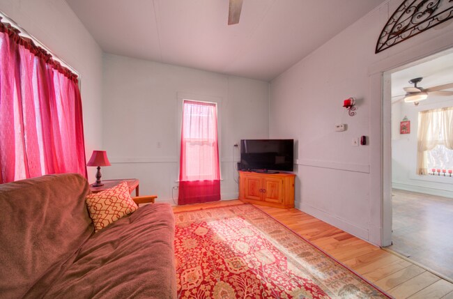 Foto del edificio - 318 First Ave E