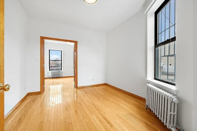 Foto del edificio - 63 E 7th St