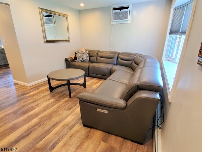 Foto del edificio - 552 Broughton Ave