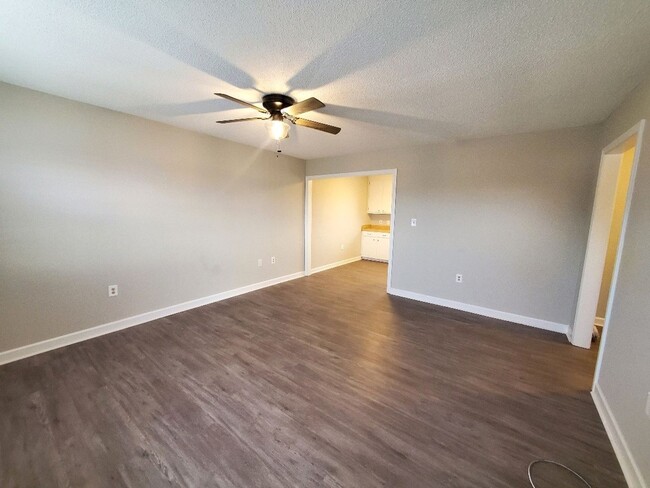 Building Photo - Charming 2BR/1BA Apartment – Well-Maintain...