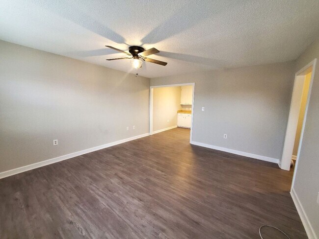 Foto del edificio - Charming 2BR/1BA Apartment – Well-Maintain...