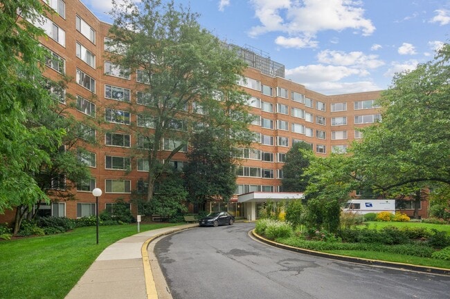 Foto del edificio - Walk to Georgetown! One Month Concession! Professionally Managed & Recently Renovated // 1 Bedroo...