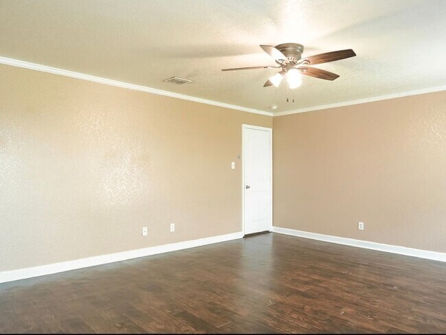 Building Photo - Beautiful 3 Bedroom 2.5 bath Two-Story Hom...