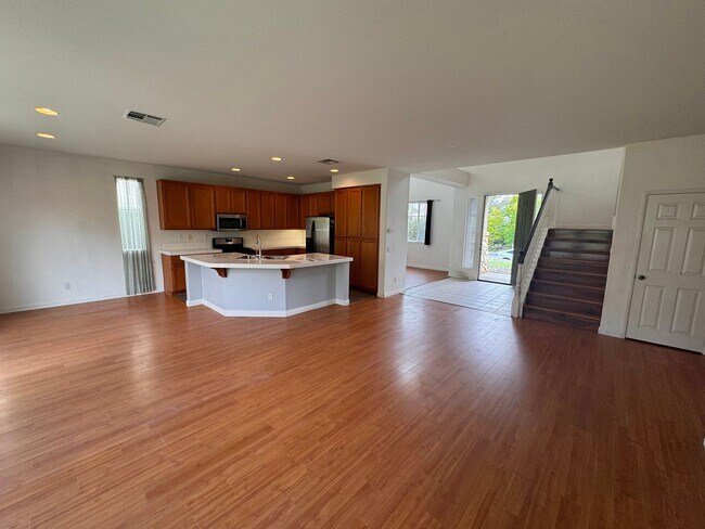 Foto del edificio - Spacious 5-Bedroom Home in Sought-After Vi...