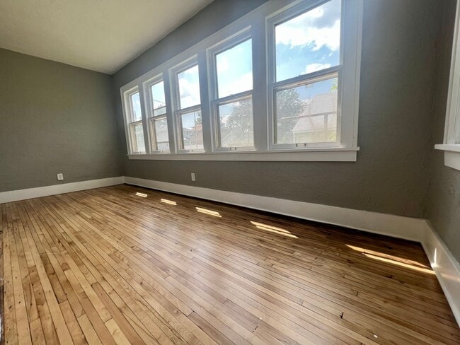 Building Photo - Breathtaking 3 bedroom 1 bath house in Minneapolis!!