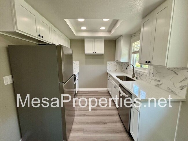 Building Photo - 1749 E Fairfield Ct