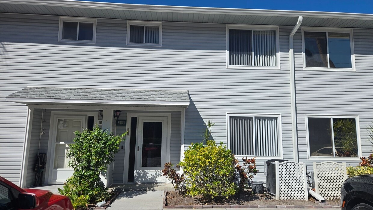 Primary Photo - 2 Bed 2 Bath townhome with a Den/ Office s...