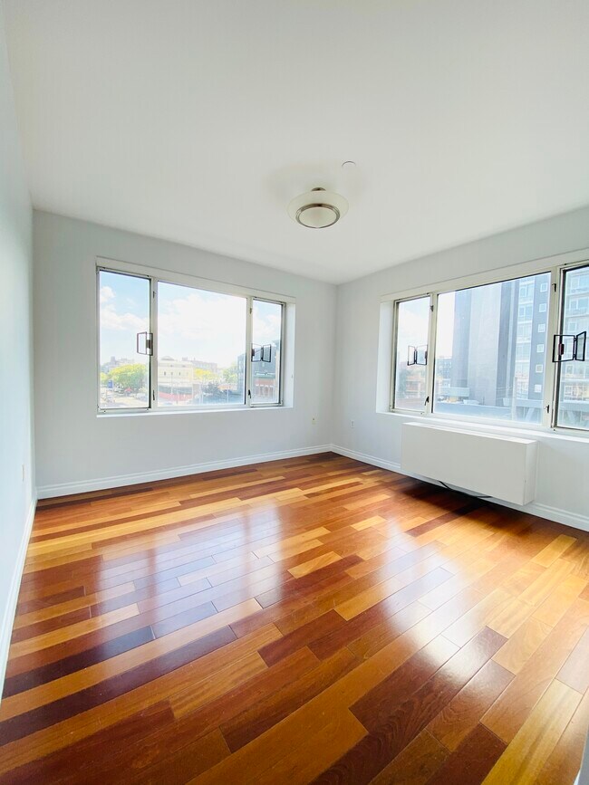 Corner Bedroom - 3085 Vernon Blvd
