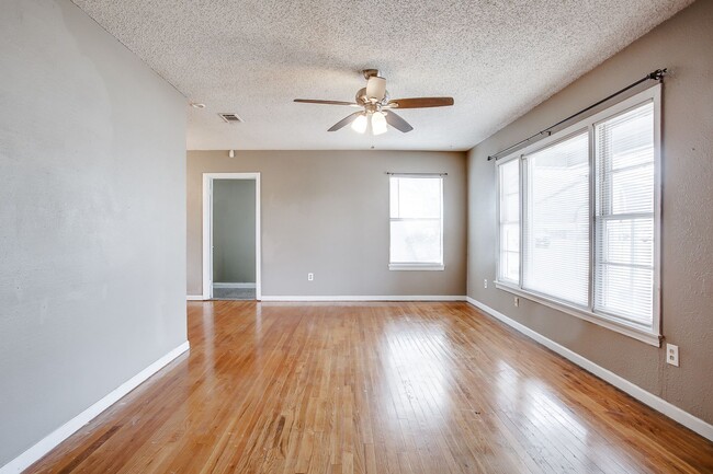 Building Photo - Pre-Leasing Summer 2024!
