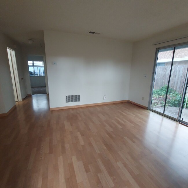 Building Photo - 2bd. end unit in Rohnert Park *Pictures co...