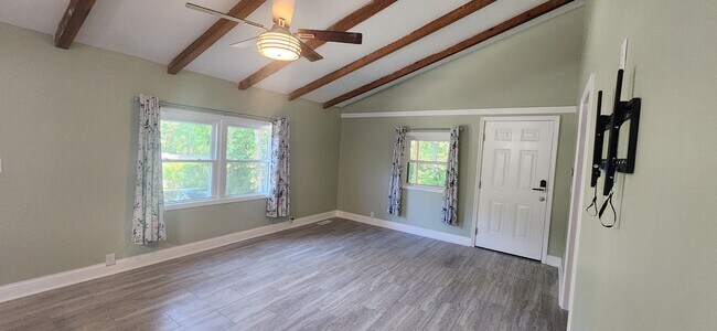 Building Photo - Cozy, completely remodeled 2 bedroom / 1 b...