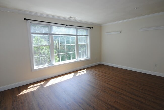 Building Photo - 1 Maple Ridge Dr