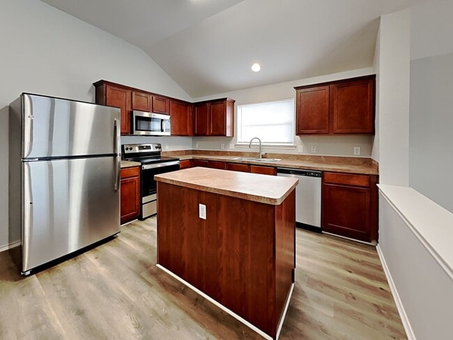 Building Photo - Charming 3-Bed, 2-Bath Home in Dallas with Garage Parking