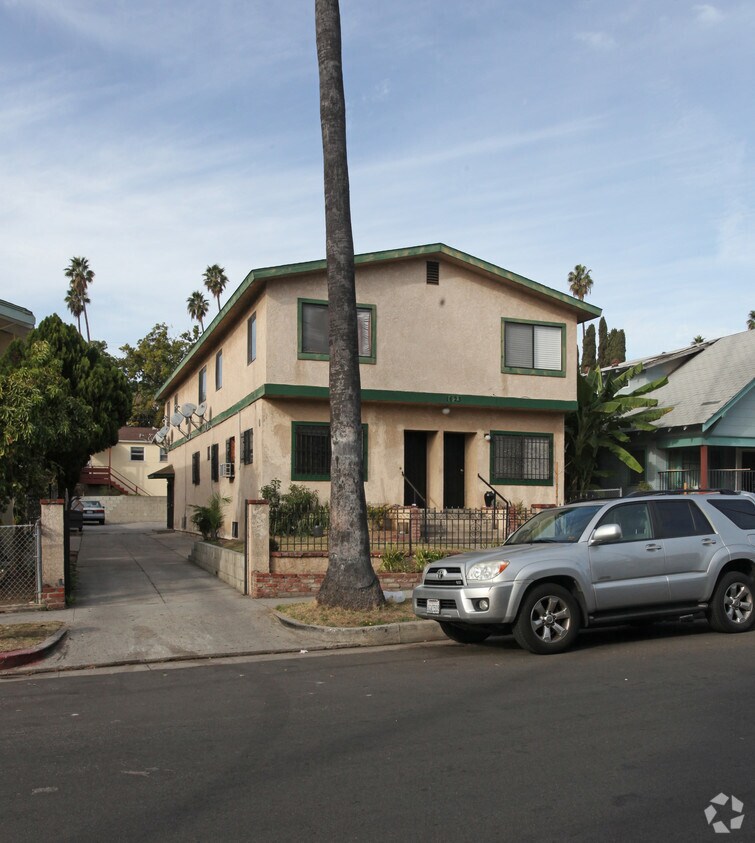Foto del edificio - 1623 Winona Blvd
