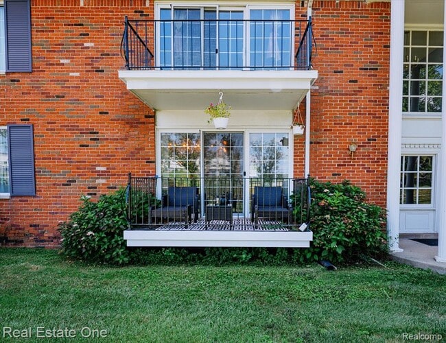 Building Photo - 430 Fox Hills Dr S