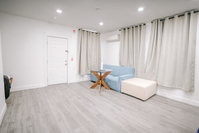 Sala de estar con acceso al patio trasero - 4055 Spruce St